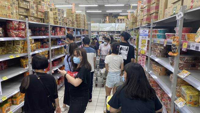 家乐福丰原店涌入採买民眾，均锁定泡麵、罐头区搬货。（王文吉摄）
