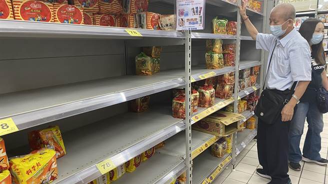 防疫再升级引发恐慌，泡麵区部分品项被搬空。（王文吉摄）