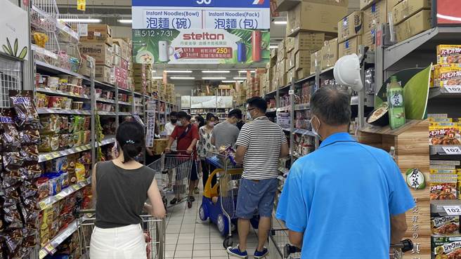 家乐福丰原店涌入採买民眾，均锁定泡麵、罐头区搬货。（王文吉摄）