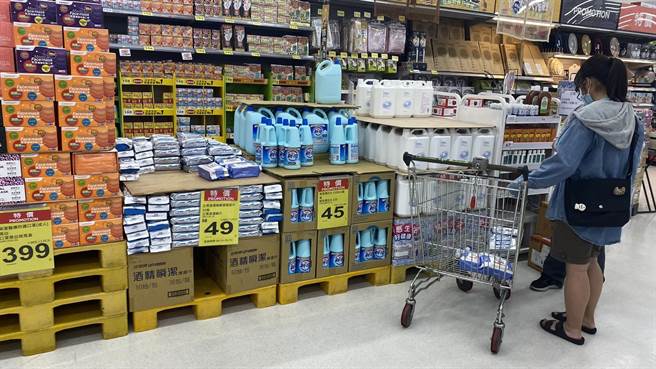 口罩、漂白水、卫生纸等未见抢购。（王文吉摄）