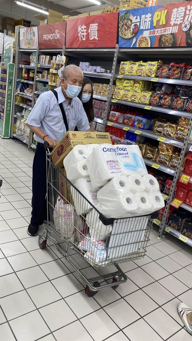 中部民眾抢满民生物资。（王文吉摄）