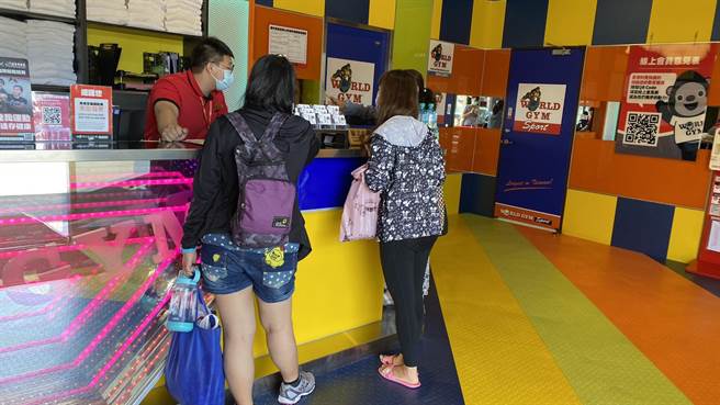 WORLD GYM世界健身俱乐部会员临柜询问请假事宜。（王文吉摄）