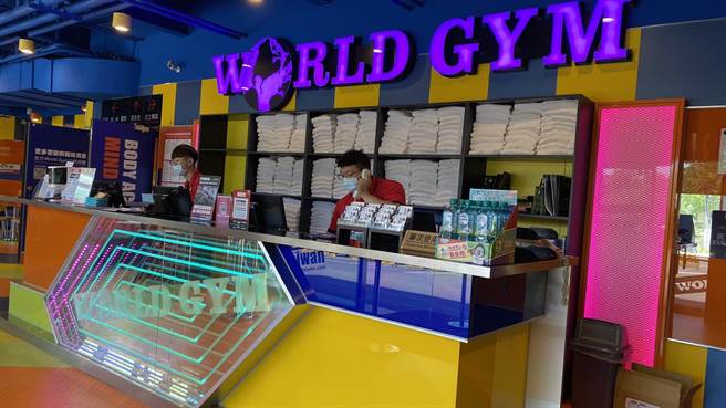 国内健身龙头「WORLD GYM世界健身俱乐部」柜台涌入询问封馆电话。（王文吉摄）