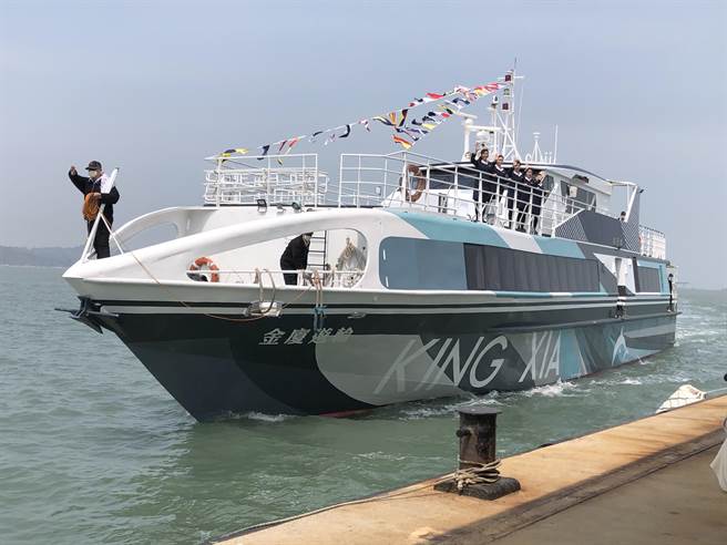 主打海上游的金厦海运「初日号」豪华游轮，基于全力配合县府防疫政策，确保游客健康、安全的考量，率先宣布自今天下午2时起暂停所有海上游活动。（李金生摄）