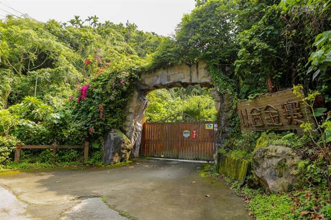 以合金寨的入口讓人有種本大王回到山寨的感覺。(圖/行遍天下提供)