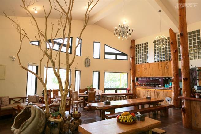以合金寨大廳以原木裝潢，寬敞挑高。(圖/行遍天下提供)
