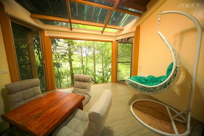 青木房靠近山林，落地窗外盡是青翠綠意。(圖/行遍天下提供)