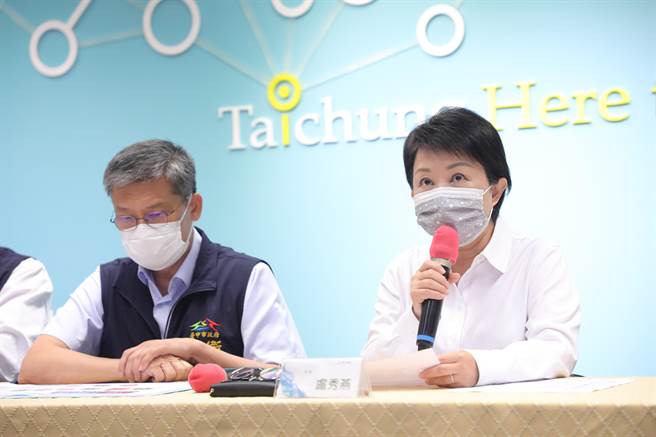 台中市长卢秀燕15日召开紧急记者会，公布加紧加严的防疫措施。（冯惠宜摄）