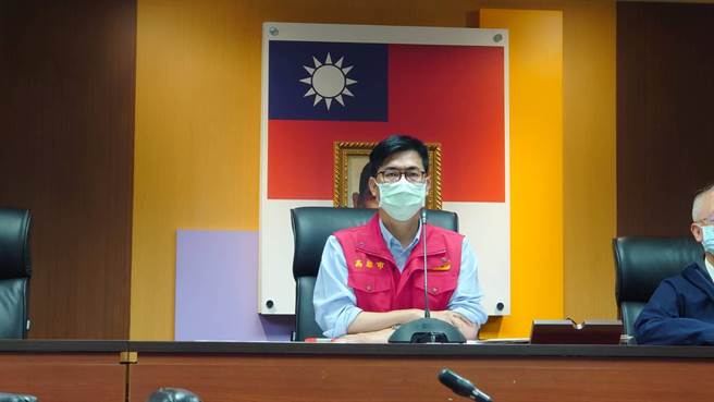 高雄市长陈其迈紧急召集各局处首长，研拟「准三级防疫令」，相关规定自即日实施到5月28日为止。(洪浩轩摄)