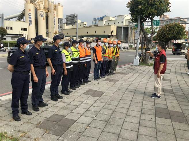 新北市樹林、土城分局為配合政府防疫措施，除將本部及外勤所、隊同步自主消毒外，也落實複查八大場所，防堵感染源。（警方提供）