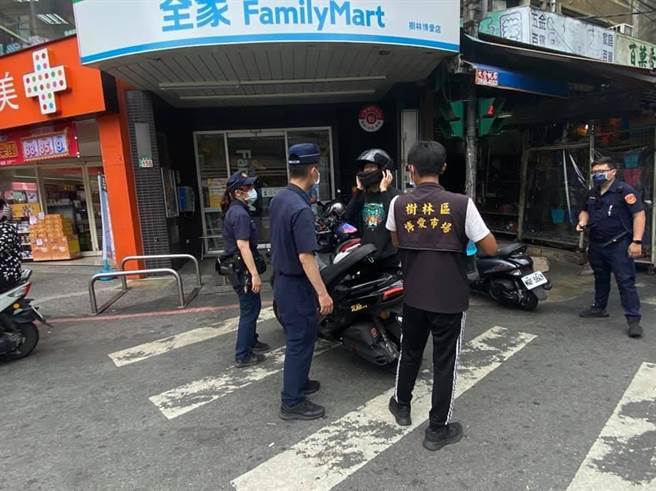 新北市樹林、土城分局為配合政府防疫措施，除將本部及外勤所、隊同步自主消毒外，也落實複查八大場所，防堵感染源。（警方提供）