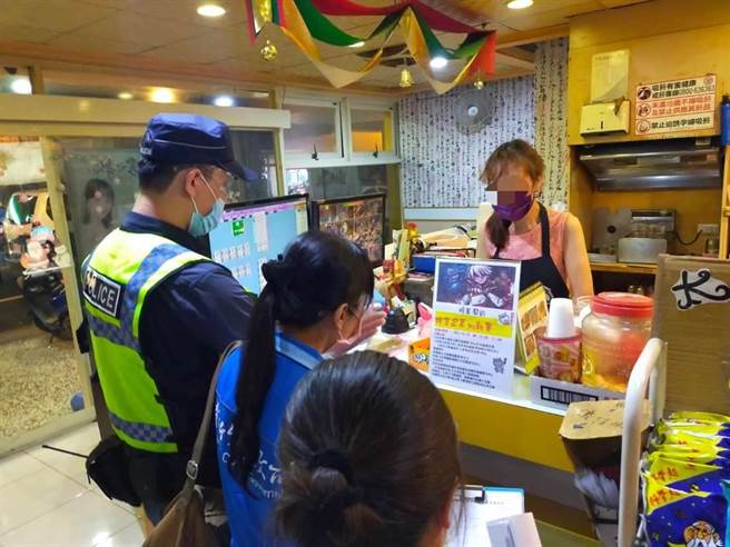 新竹县政府联合稽查小组14日晚间才稽查县内8大营业场所，但因本土疫情升温，县长杨文科15日紧急宣布县内18大营业场所暂停营业。（翻摄照片／庄旻静新竹传真）
