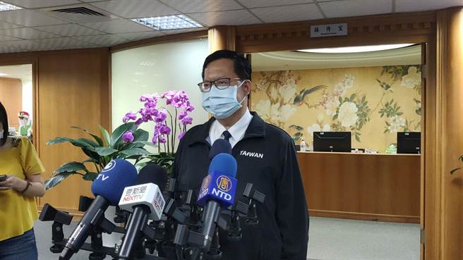 桃园市长郑文灿15日防疫会议后接受媒体联访，他表示，北北基桃是同一个生活圈，往来非常密切，决定除了室内5人、户外10人外，其他比照政院管制事项，桃园进入准3级。（赖佑维摄）