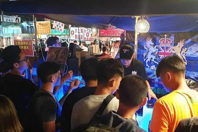 新冠肺炎本土疫情持續擴大，台南市政府從嚴管制夜市不設座位區，一律改採外帶，邊走邊吃更將逕行開罰。圖為台南市武聖夜市。（本報資料照片）