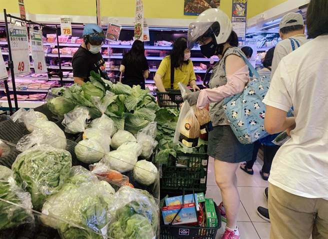 防疫期間為了減少外出而囤糧，更要注意保存法，9種食物冷凍後口感改變，不宜冷凍或應改變料理方式。(示意圖/本報系資料照片)