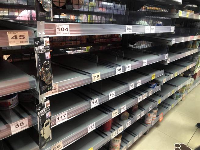 土城家乐福便利购超市今午货架被扫光、结帐区有排队人龙。（加乐福提供）