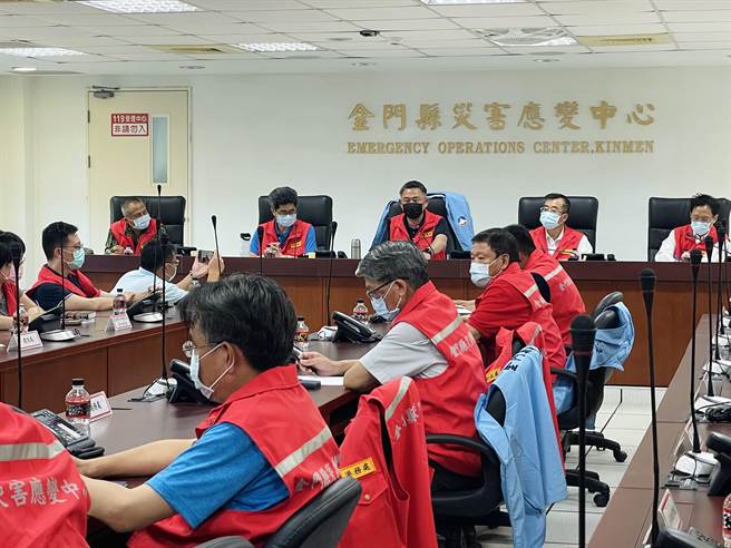 台湾疫情持续发烧，金门县府今天下午召开紧急防疫会议，杨镇浯县长（中）敲定14项因应措施。（金门县政府提供）