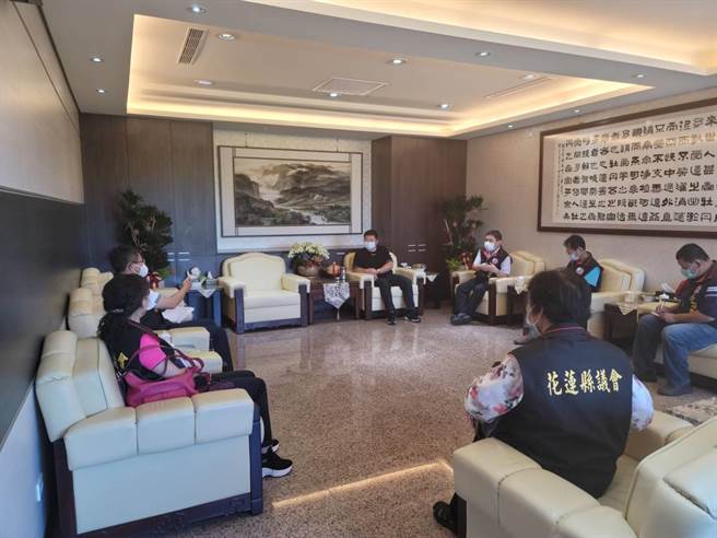 疫情嚴峻，花蓮縣議會開會決議縣政總質詢，改採書面質詢，避免群聚效應，也讓縣府團隊全力投入防疫，盼能守住花蓮的零疫情，不要淪陷！（花蓮縣議會提供／王志偉花蓮傳真）