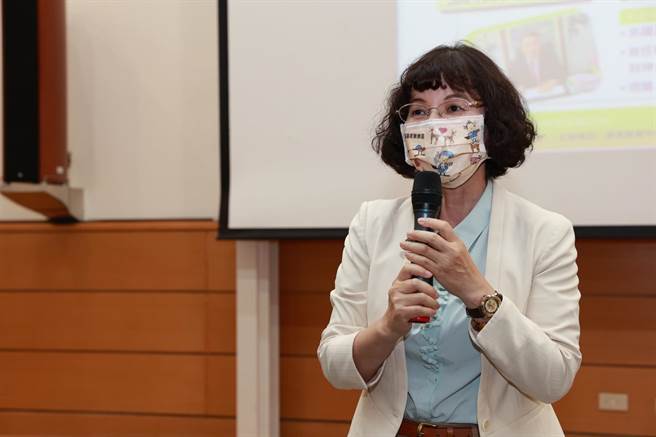 高雄大学校长陈月端15日召集团队，举行紧急应变会议，防疫措施再升级。（高雄大学提供／林瑞益高雄传真）