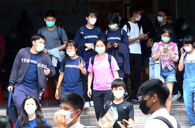 美國CDC曾指出在醫療口罩外層多戴一層布料口罩，能有效減少超過9成以上的病毒傳播，陳時中則說若換得了氣多幾層也沒關係。（中時資料照/陳信翰攝）