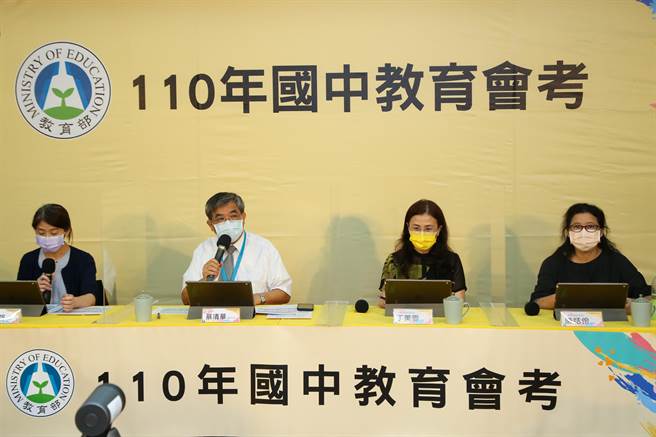 110學年度國文科考試於今(15)下午1點50分舉行，教育部政務次長蔡清華(左起2)主持說明會，並邀集國文老師評析試題。(教育部提供／李侑珊台北傳真)