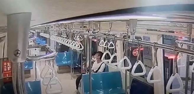 调阅监视器后，认定李男夫妻确实未遵守规定，将由台北捷运公司，依违反传染病防治法移请主管机关开罚。(图/翻摄影片)