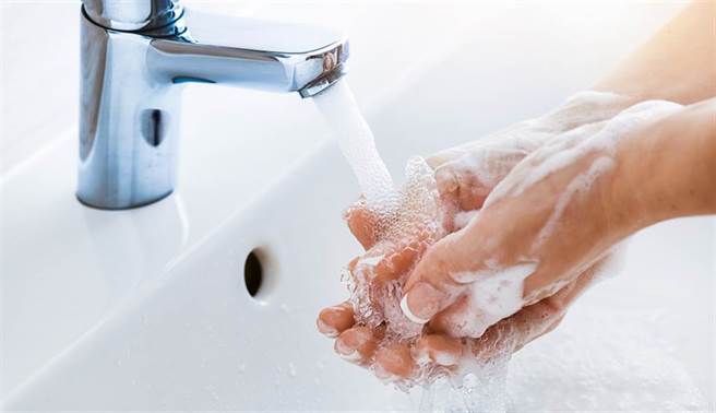 避免染疫，除了戴口罩並勤洗手外，提升自體免疫力也是重要關鍵。(示意圖/Shutterstock)