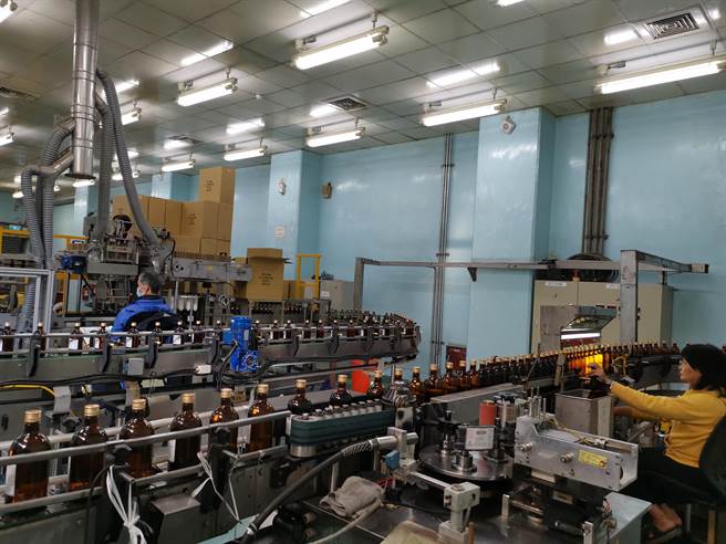 台南市官田区隆田酒厂今年5月17日至5月28日，将日产300C.C、7万2000瓶75％酒精。（本报资料照片）