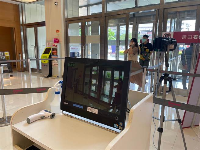 桃园市台茂购物中心15日人流量下降7成。（姜霏摄）