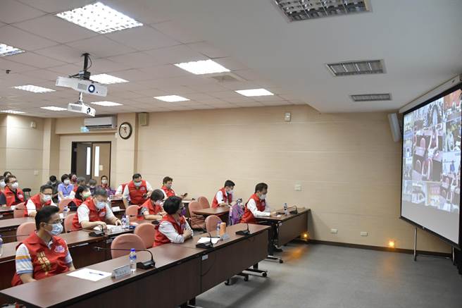 彰化爆增6确诊，疫情升温已经到准三级，彰化县政府15日下午再度召开防疫紧急应变会议。（吴敏菁摄）