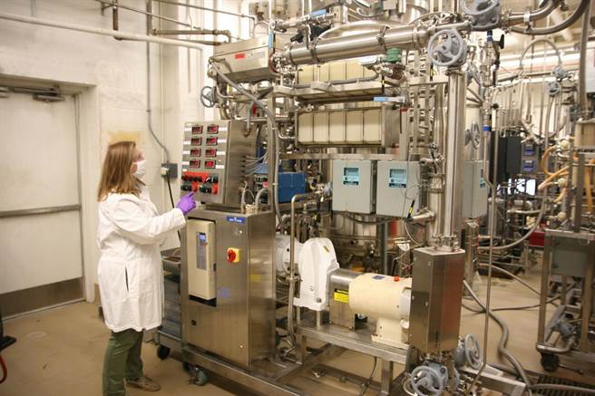为避免飞弹燃料所需的关键化学物质遭陆企垄断，美陆军希望进一步发展生物制程生产手段。图为CCDC化学生物中心内的相关设备。（图／美国陆军）
