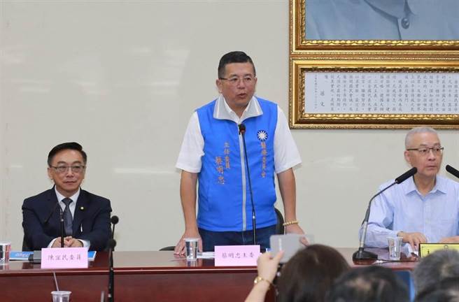 国民党医疗委员会主委蔡明忠（中）。（黄福其摄）