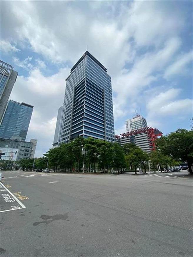 双北升级为第三级警戒，台北市议员李明贤在脸书贴出照片，只见台北市信义区，宛如一座空城。(取自李明贤脸书)