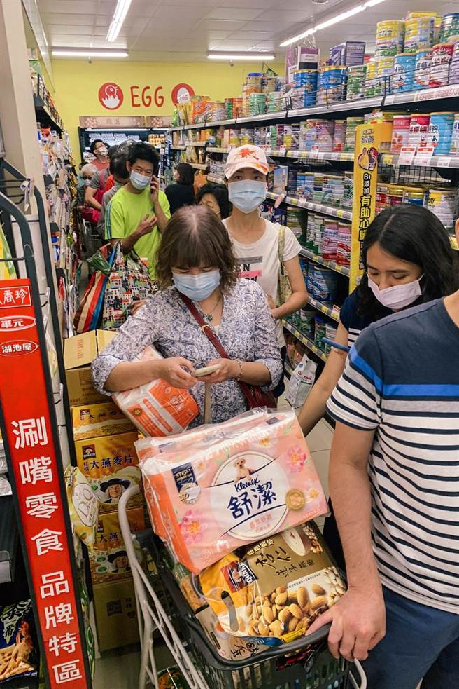疫情再度升温，双北升为三级防疫警戒，15日中央开记者会后，卖场立刻涌入大批民眾抢购物资，从排队到结帐，至少等候一小时。（邓博仁摄）
