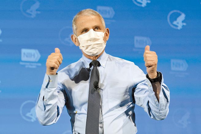美国疾病管制暨预防中心13日更新防疫指引，强调完成疫苗接种者，非强制性场所将不需戴口罩，可恢復正常生活。图为美国防疫顾问佛奇。（美联社）
