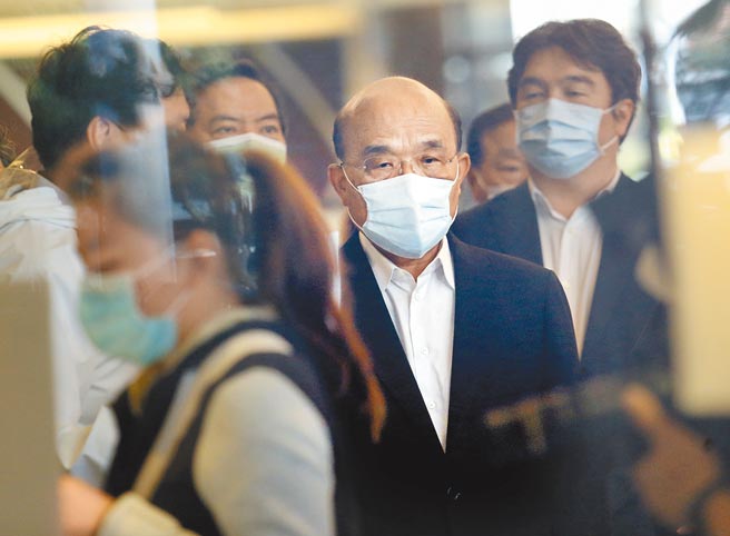 行政院长苏贞昌14日前往桃园市大园区视察防疫旅馆，对于新冠肺炎疫情肆虐全台，苏贞昌表示政府已有充分准备，呼吁国人不要恐慌。（范扬光摄）