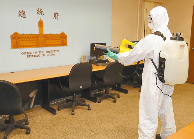 總統府有位員工的兩位家人與獅子會前會長用餐，被列為匡列對象，總統府14日指出，該名員工已經請假居家隔離中，總統府也立即全面消毒。（季志翔攝）