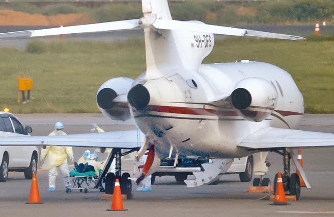 1名确诊的驻印度代表处官员14日搭乘医疗专机飞抵桃园机场，下机后躺上担架，随即送医治疗。（范扬光摄）