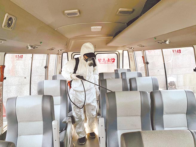 為守護師生健康，東吳大學除遠距上課外，也將於兩校區進行大規模消毒。(東吳大學提供/李侑珊台北傳真)