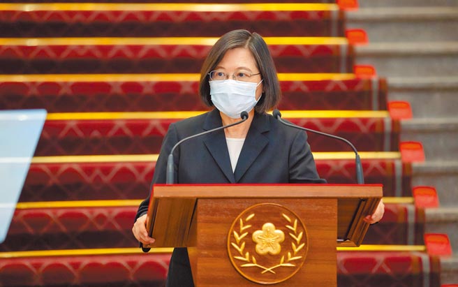 蔡英文總統13日在總統府召開國安高層會議後發表談話，先對興達電廠跳機導致民眾生活受影響致歉，隨後針對疫情升溫，呼籲全民團結抗疫，並強調物資充裕，無須搶購。（總統府提供）