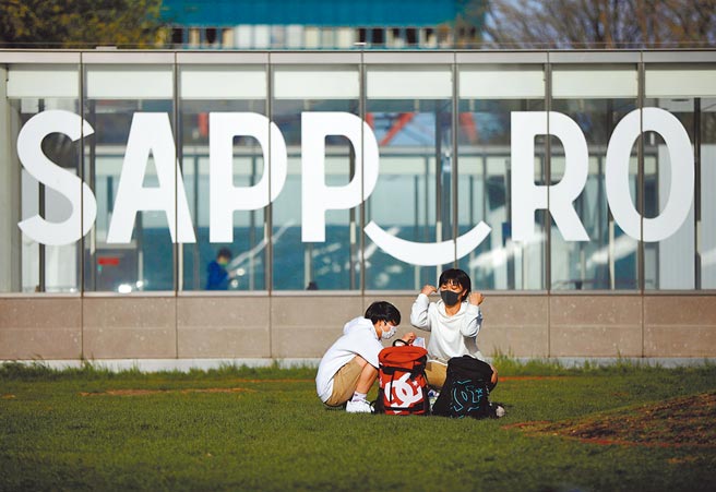 日本疫情持续延烧，首相菅义伟14日宣布，16日起把紧急事态扩大到9都道府县，新增的区域包括冈山、广岛和北海道。图为北海道首府札幌。（路透）