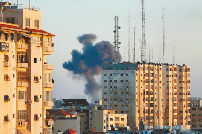 数十年来，美国外交政策的一个基石性原则是，毫不动摇地在政治上支持以色列。但就在巴勒斯坦激进组织「哈玛斯」与以色列部队爆发新衝突之际，裂痕已开始出现。（路透）