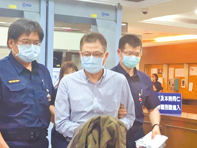 国防部军备局工程营产处少将处长张大伟，涉嫌利用营区统包工程採购案，向得标的中华工程公司索贿4500万元，14日遭法院羁押禁见。（许哲瑗摄）