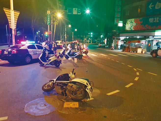 19岁张姓男子14日凌晨3时许，开车追逐衝撞18岁廖姓男子骑乘的机车酿成1死1伤。（翻摄画面／叶书宏新北传真）
