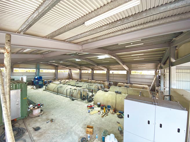 兴建中的东沙岛高级污水处理设备。（海洋国家公园管理处提供／林雅惠高雄传真）