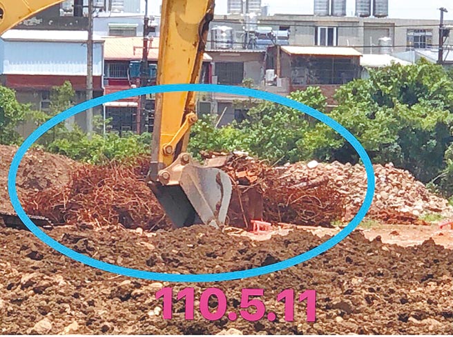 桃园市议员舒翠玲踢爆，指欣荣钢铁土壤污染场挖出大量钢筋，怀疑含有辐射，大批污染土壤也不见，质疑被乱倒。（市议员舒翠玲提供／赖佑维桃园传真）