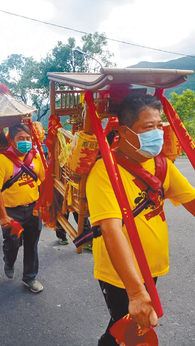 巧圣仙师开台祖庙环台遶境抵台东，遇诺富特本土病例激增，庙方要求随行人员全程佩戴口罩。（东势巧圣仙师庙提供／王文吉台中传真）
