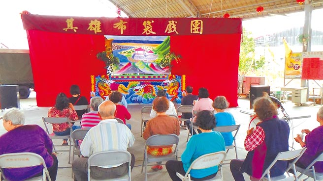 其雄布袋戲團去年遇上疫情，大半年演出都取消或延期，未料今年惡夢重演，近日疫情大爆發，陸續有20場演出全數喊卡。（朱其島提供／曹婷婷台南傳真）