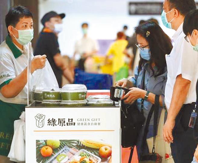 新冠肺炎疫情升温，上班民眾到百货公司美食街买午餐外带回办公室，减少暴露在公共场所时间。（本报资料照片）