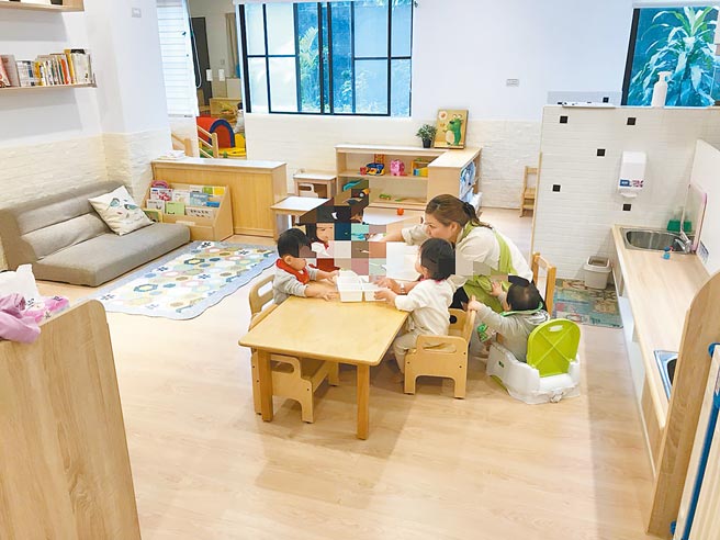 北市发生托婴中心因幼童满3岁被要求离开的悲剧，市议员戴锡钦表示，幼童照顾机构的「衔接」出现问题，难道这是家长与孩子的错？（北市议员戴锡钦提供／游念育台北传真）